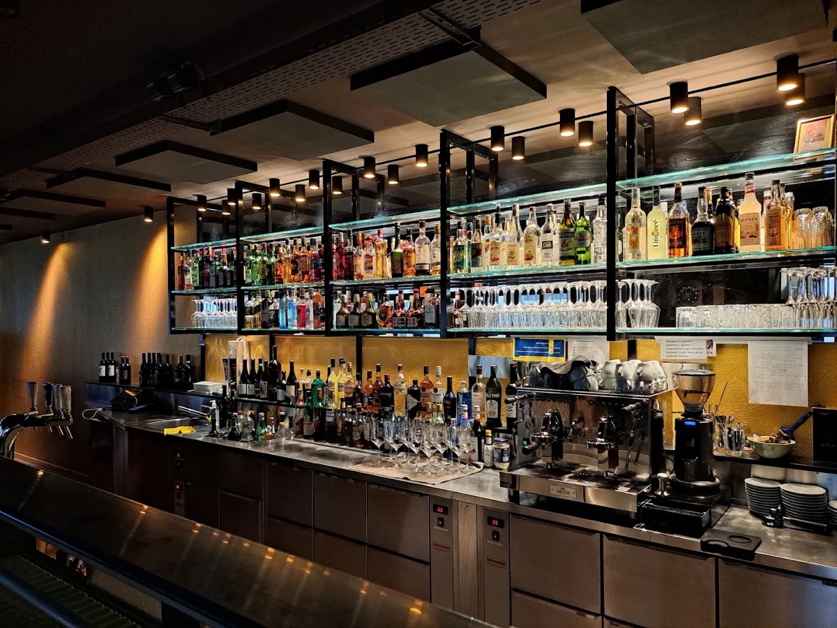 Hasim's Zyt Bar – Innenraum mit Bar und Spirituosen