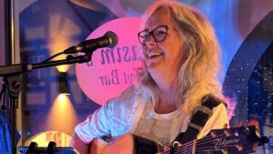 Ursula Hotz, Markus Aerni solo, Aerni, Impressionen, Markus Aerni, Live-Gig, Live-Music, Live Musik, Country, Blues, Rockabilly, Folk, Funk, Gesang, Band, Berner Bands, Rock ’n’ Roll, Hasim, Hasim’s Zyt Bar, Hasims Zyt Bar, Hasim’s Zyt-Bar, Zyt-Bar, Bern, Berner Altstadt, Rathausgasse, Konzerte in Bern, Live-Gigs in Bern, Live-Music in Bern, Live-Musik in Bern, Bar, Galerie,