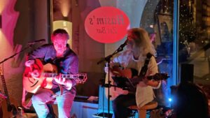 Ursula Hotz, Markus Aerni solo, Aerni, Impressionen, Markus Aerni, Live-Gig, Live-Music, Live Musik, Country, Blues, Rockabilly, Folk, Funk, Gesang, Band, Berner Bands, Rock ’n’ Roll, Hasim, Hasim’s Zyt Bar, Hasims Zyt Bar, Hasim’s Zyt-Bar, Zyt-Bar, Bern, Berner Altstadt, Rathausgasse, Konzerte in Bern, Live-Gigs in Bern, Live-Music in Bern, Live-Musik in Bern, Bar, Galerie,
